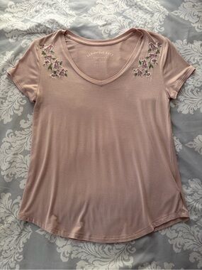American Eagle Blush Pink V-Neck Tee with Floral Embroidery
